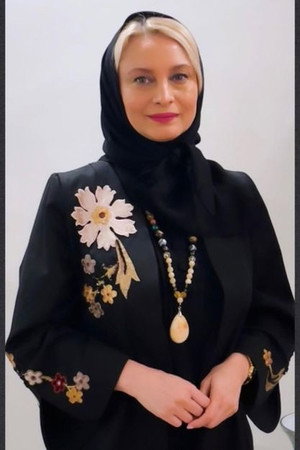 Maryam Kavyani in Around Peace