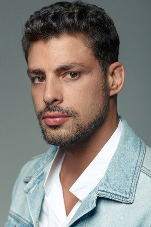 Cauã Reymond in In Therapy