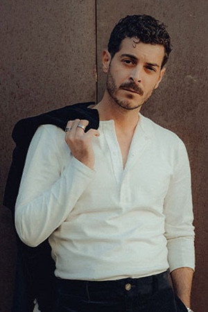 Antón Lofer in La bandera