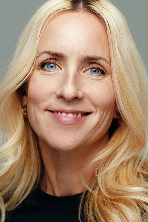 Anna Ståhl in Revyn – Bakom skratten