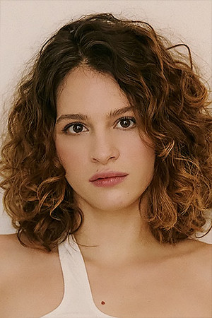 Lara Tremouroux in Passaporte Memória