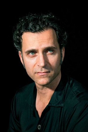 Dweezil Zappa in Zappa Plays Zappa