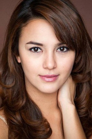 Juliana Evans in Pulang
