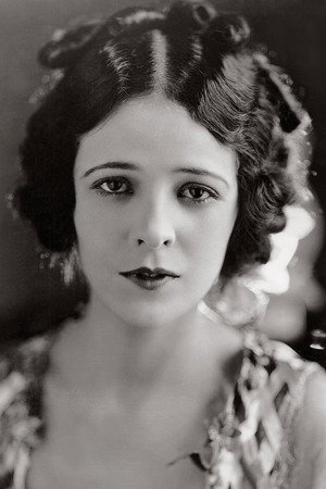 Mona Maris in Kiss and Make-Up