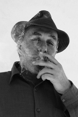 Júlio Bressane in The Long Voyage of the Yellow Bus
