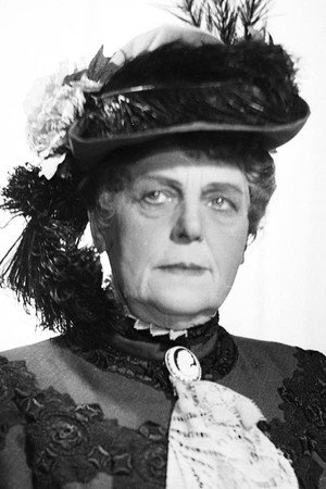 Wanda Jarszewska in Police Chief Antek