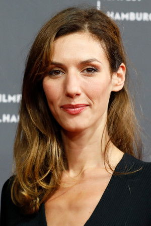 Doria Tillier in La Belle Époque