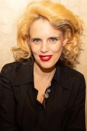 Anna Calvi in Tribute to David Bowie - Heroes Never Die