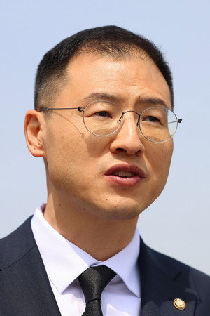 Kim Sang-wook in La Resistance