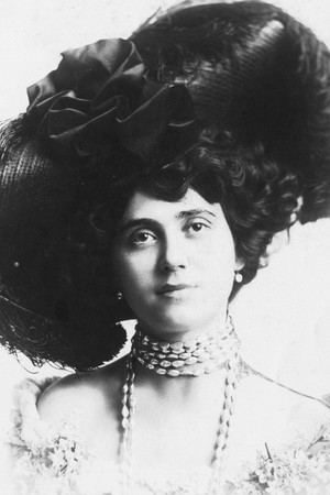 Evelyn Selbie in The Red Glove