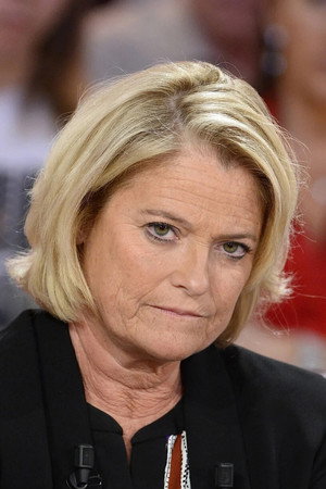 Marina Carrère d'Encausse in Traquer l'invisible - Nos chercheurs face à la menace mondiale des virus et des bactéries