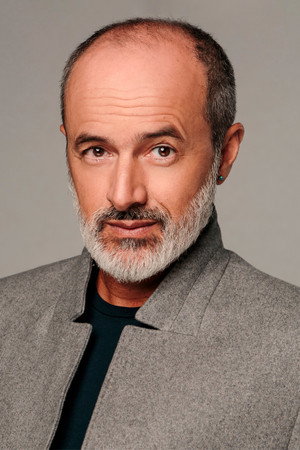 Carlos Alcántara in Con Game
