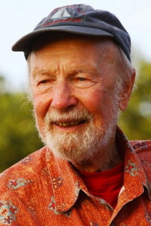 Pete Seeger in I Refuse to Kill: He Went to War with War