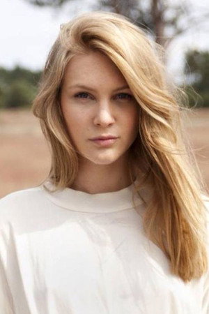 Lisa Smit in Two Eyes Staring