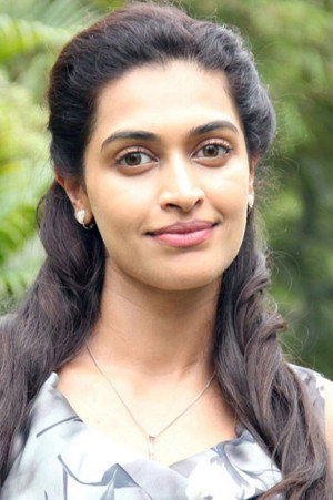 Salony Luthra in Sarabham