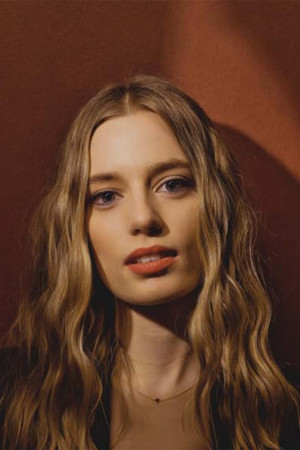Anja Savcic in Be Still