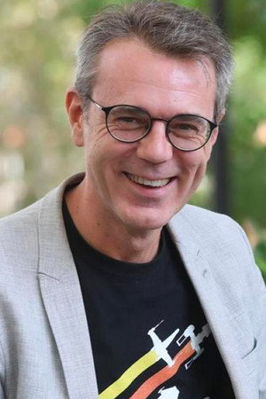 Pedro Vallín in The Critic