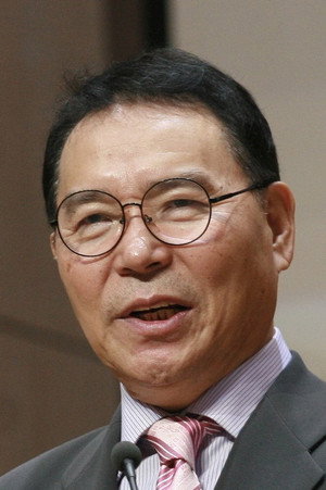 Lee Young-hoo in Crossing