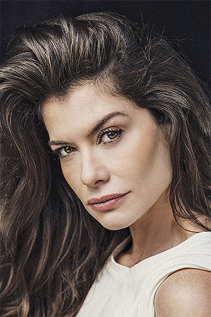Alinne Moraes in So Normal 2: The Craziest Night Ever