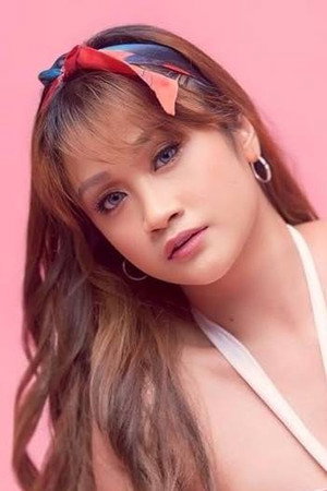 Kim Salinas in Housemates