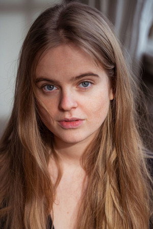 Stella Holzapfel in Henry