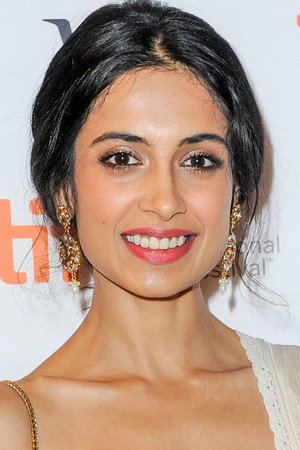 Sarah-Jane Dias in Theeradha Vilaiyattu Pillai