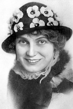 Leona Hutton in Two-Gun Hicks
