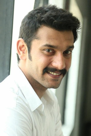 Arulnithi in Oru Kanniyum Moonu Kalavaanikalum