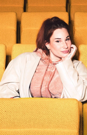 Ava Matthey in Une femme ordinaire