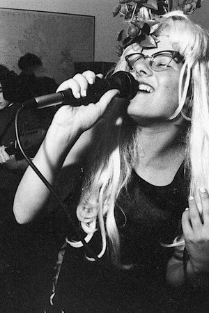 Allison Wolfe in L7: Pretend We're Dead