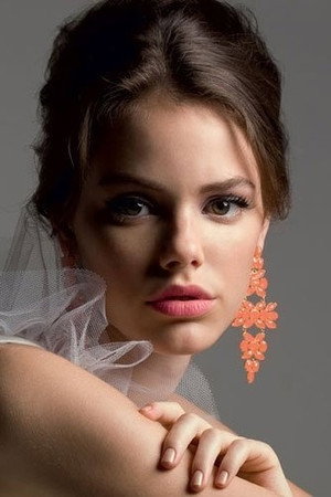 Laura Neiva in Jonah
