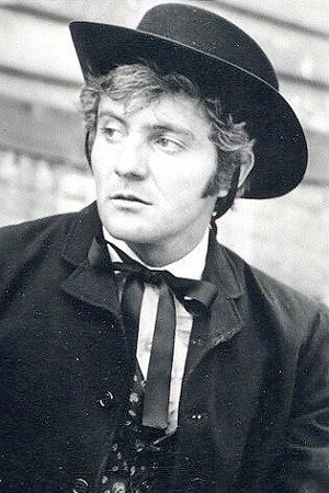 Carlos East in Atrapados