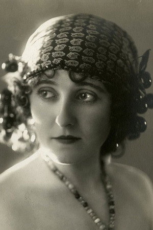 Ruth King in Alias Miss Dodd
