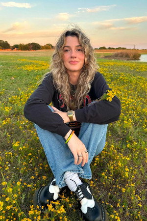 Alexa Makowsky in No Space Between