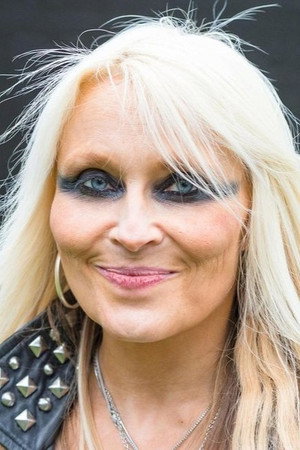 Doro Pesch in Cum On Feel The Noize