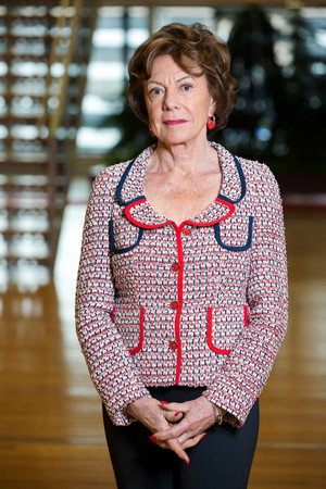 Neelie Kroes in Beerput Nederland