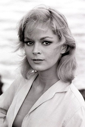 Letícia Román in Flaming Frontier