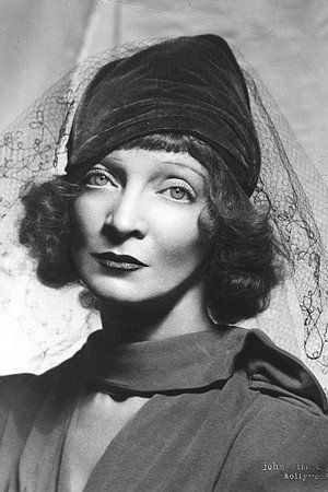 Estelle Winwood in Dead Ringer