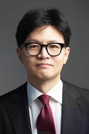 Han Dong-hoon in Search and Seizure: The Rise of Insurrection