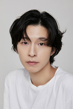 Hong Kyung in A Distant Place