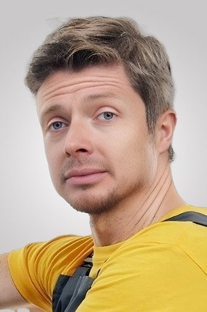 Pierric Tenthorey in Homme Cadré sur Fond Blanc