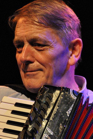 Geraint Watkins in Crawling From the Wreckage: Dave Edmunds Live at the Capitol Theater