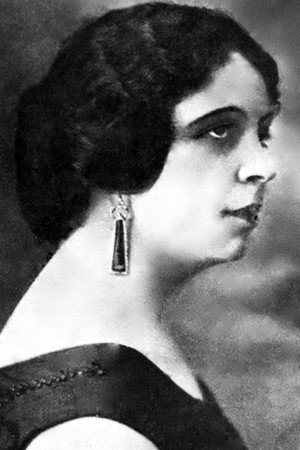 Benita Puértolas in The Three Amateurs