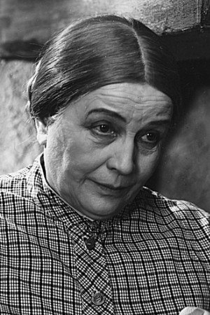 Aino Haverinen in Tulitikkuja lainaamassa