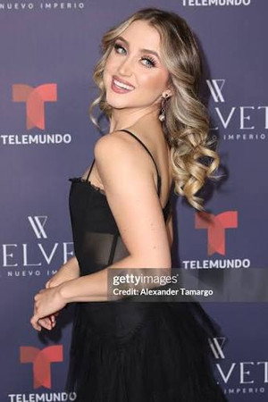 Gabriela Borges in Framed