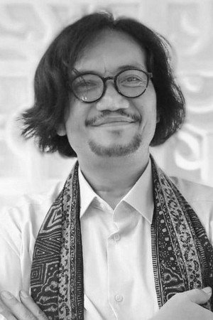 Whani Darmawan in Warung Pocong
