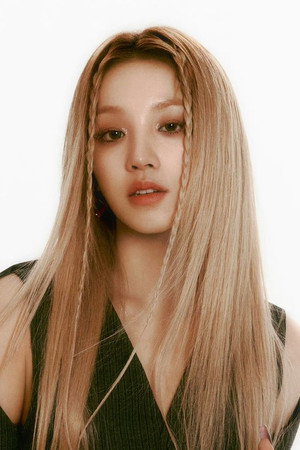 Song Yuqi in (G)I-DLE WORLD TOUR [iDOL] IN CINEMAS