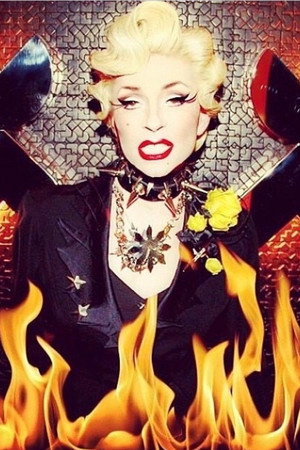 Lola Dragoness Von Flame in Je m'appelle Régine et je vous emmerde !