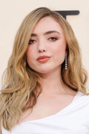 Peyton List in Secrets in the Walls