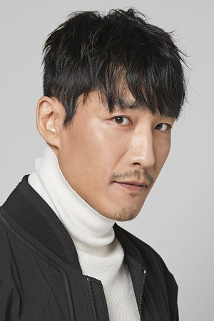 Ji Hyun-jun in The Man Standing Next